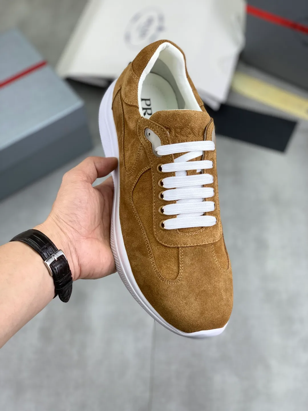 Men's men's shoes 💰P540 New high version PRADA Prada spring classic casual sports shoes Original purchase, development and production Prada Men's Classic Series Technological breathable fabrics with cowhide Casual sports shoes Casual sports dad shoes combine high-tech breathable materials and cowhide, with P family exclusive button decoration on the side. The outsole is full of P italic design and bright colors to show vitality and continue the brand design inspiration. Stroll around the city lightly and feel free and comfortable. Exquisite packaging at the delivery counter 🛍📦 ▪️Fabric: original custom frosted calfskin material ▪️Inner lining: cowhide lining ➕cowhide feet ▪️Outsole: open-molded TPU material ▪️Sole thickness: 3.5CM ▪️Size: Men's 38-45 5️⃣colors available